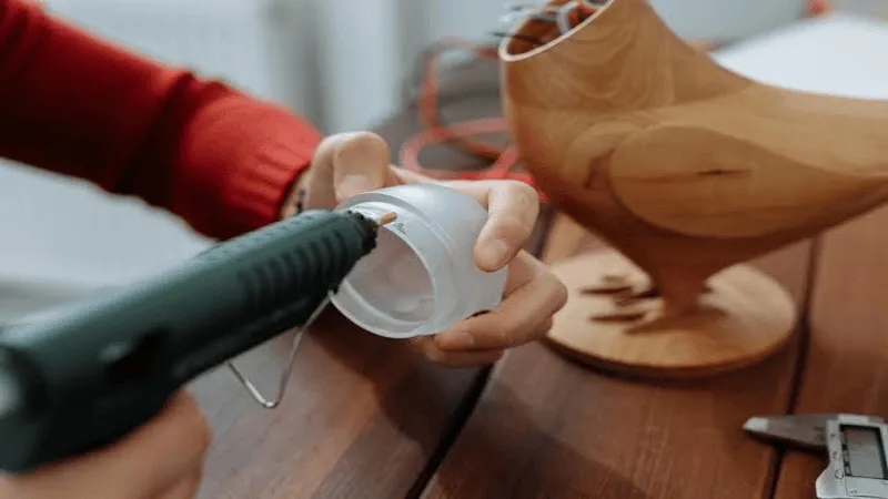 Using hot melt glue to glue DIY crafts